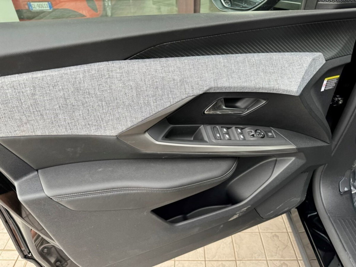 Peugeot 3008 1.2 hybrid Allure 145cv e-dcs6 (14)
