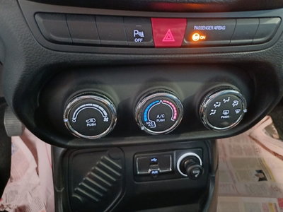 Jeep Renegade 1.6 Mjt 120 CV Limited (9)