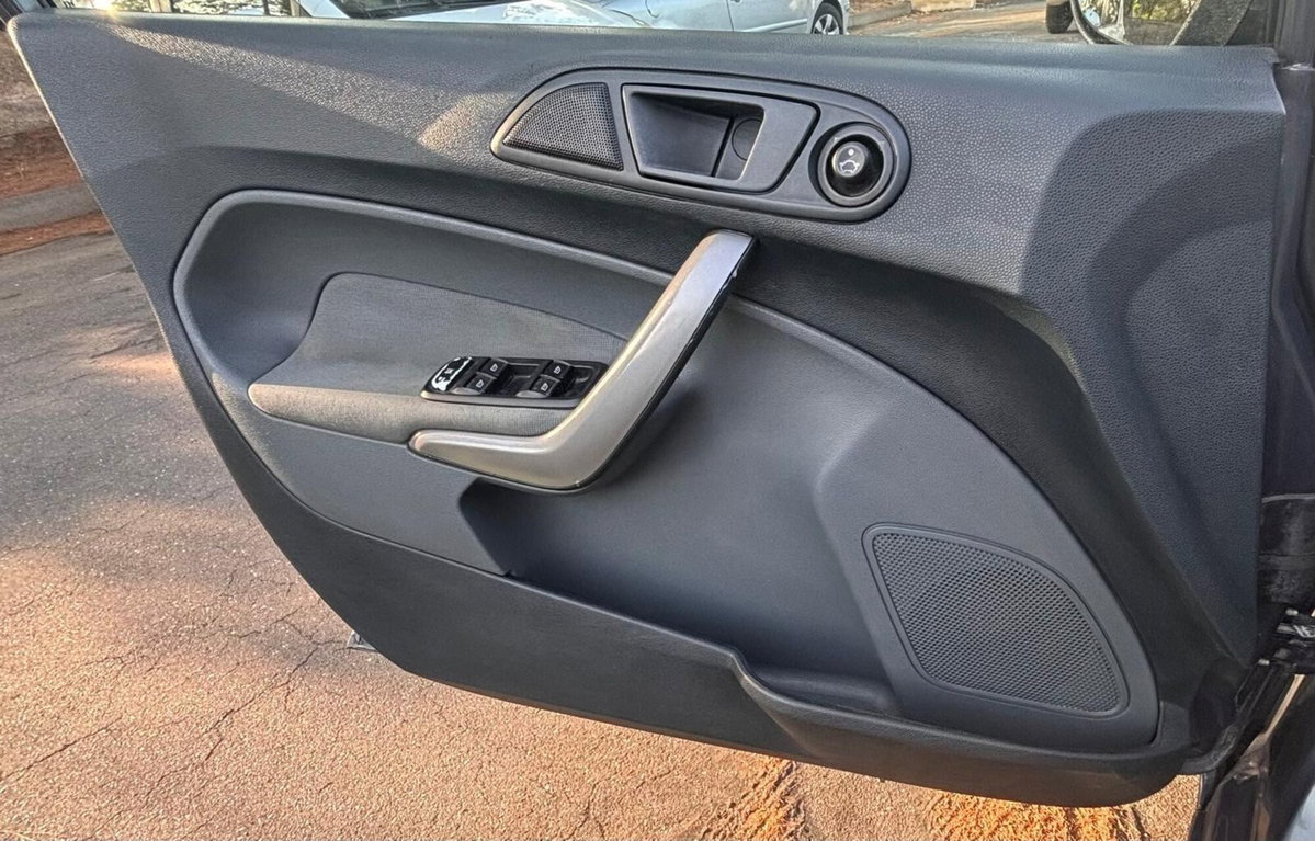 Ford Fiesta 1.4 TDCi 5p. Ambiente (19)