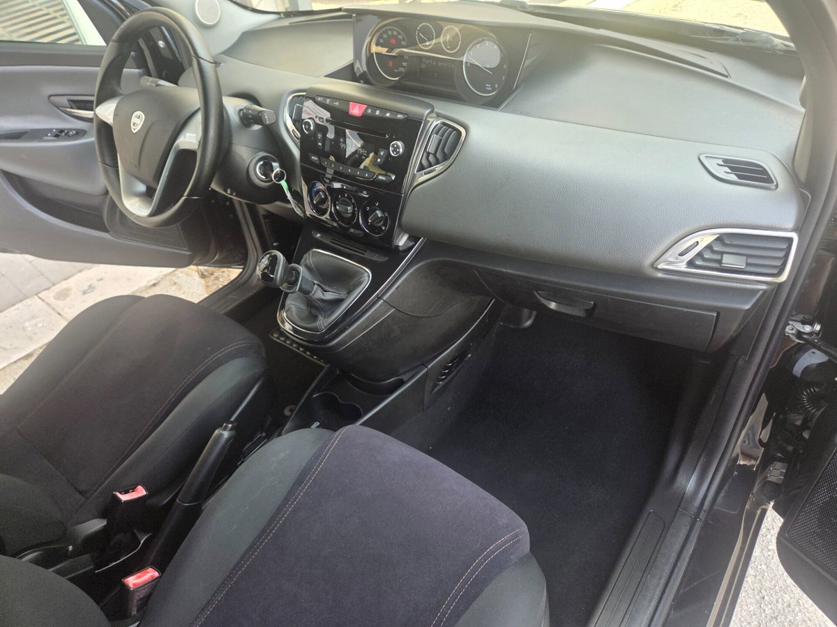 Lancia Ypsilon 1.2 69 CV 5 porte Silver (12)