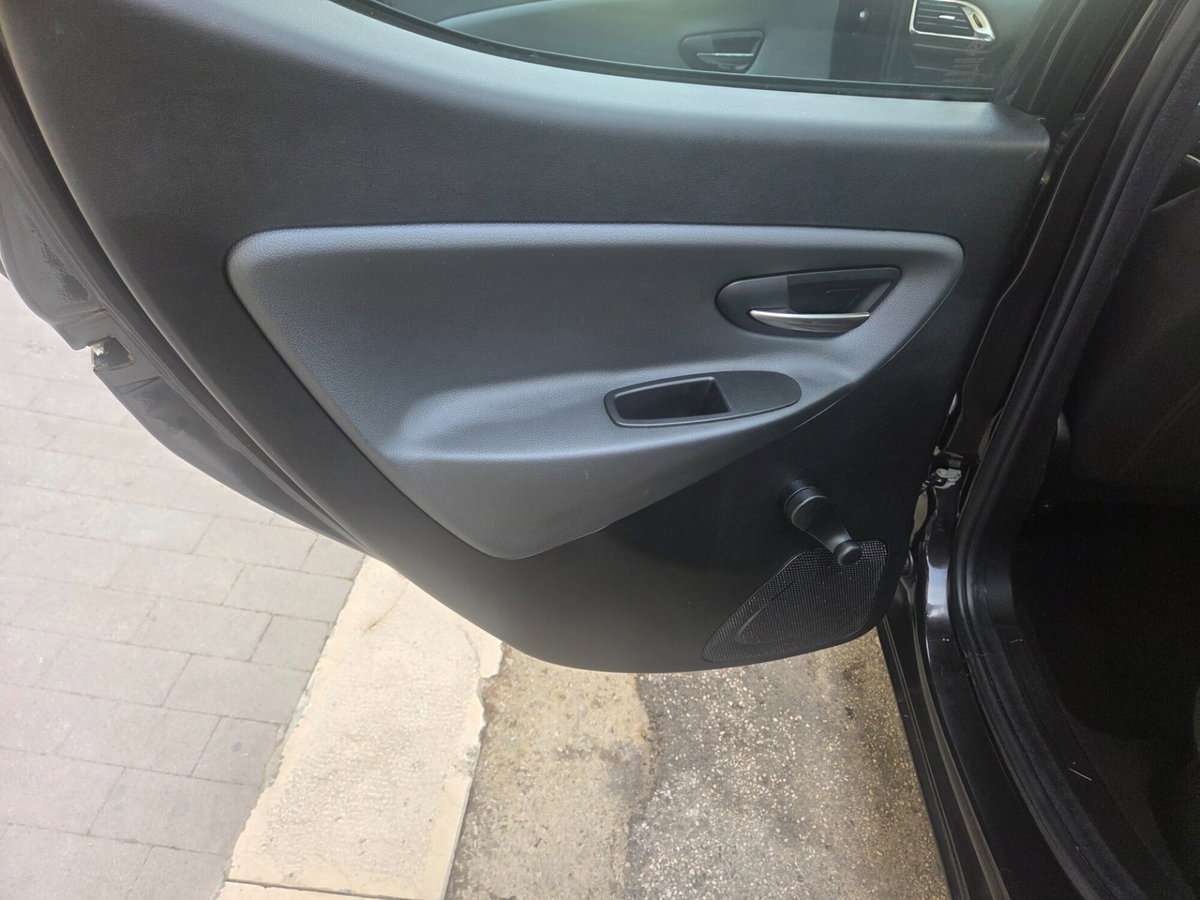 Lancia Ypsilon 1.2 69 CV 5 porte Silver (16)