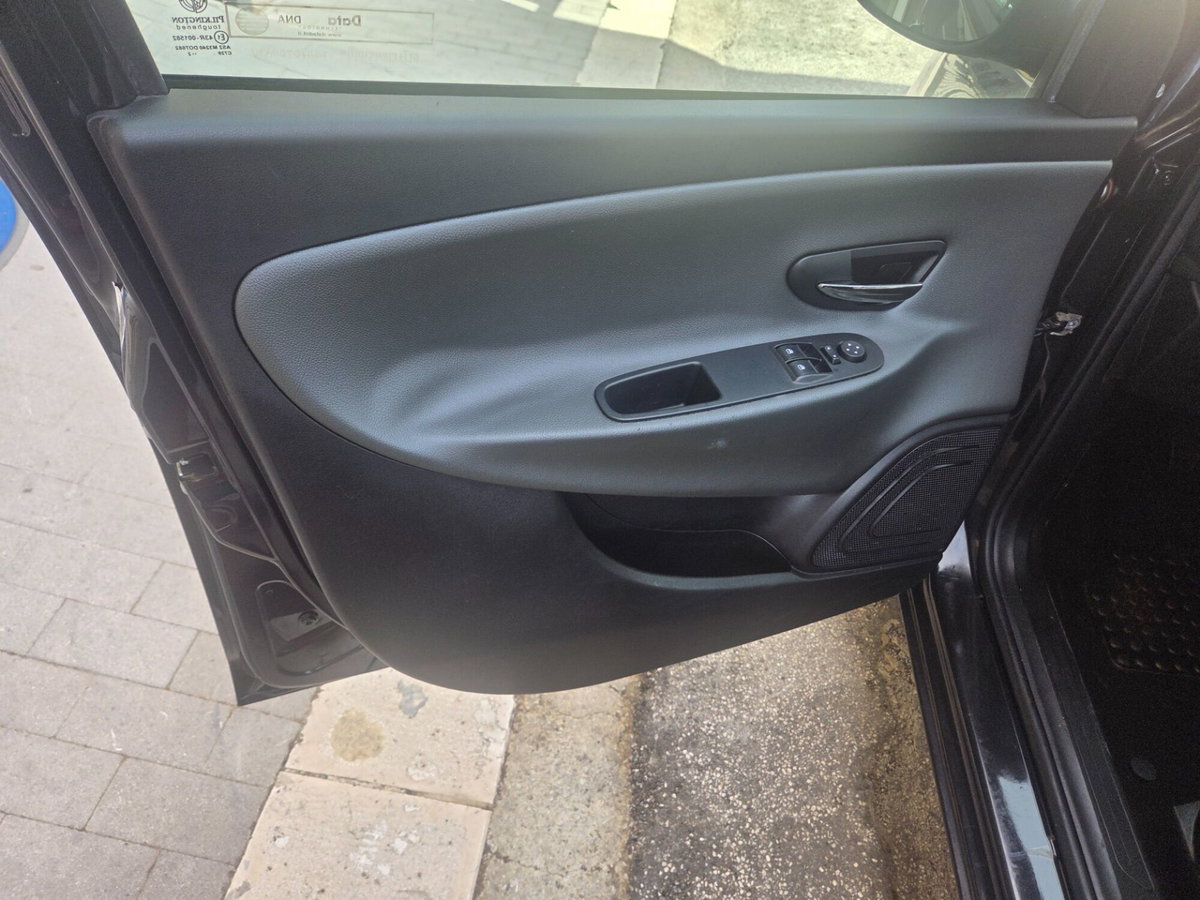 Lancia Ypsilon 1.2 69 CV 5 porte Silver (17)