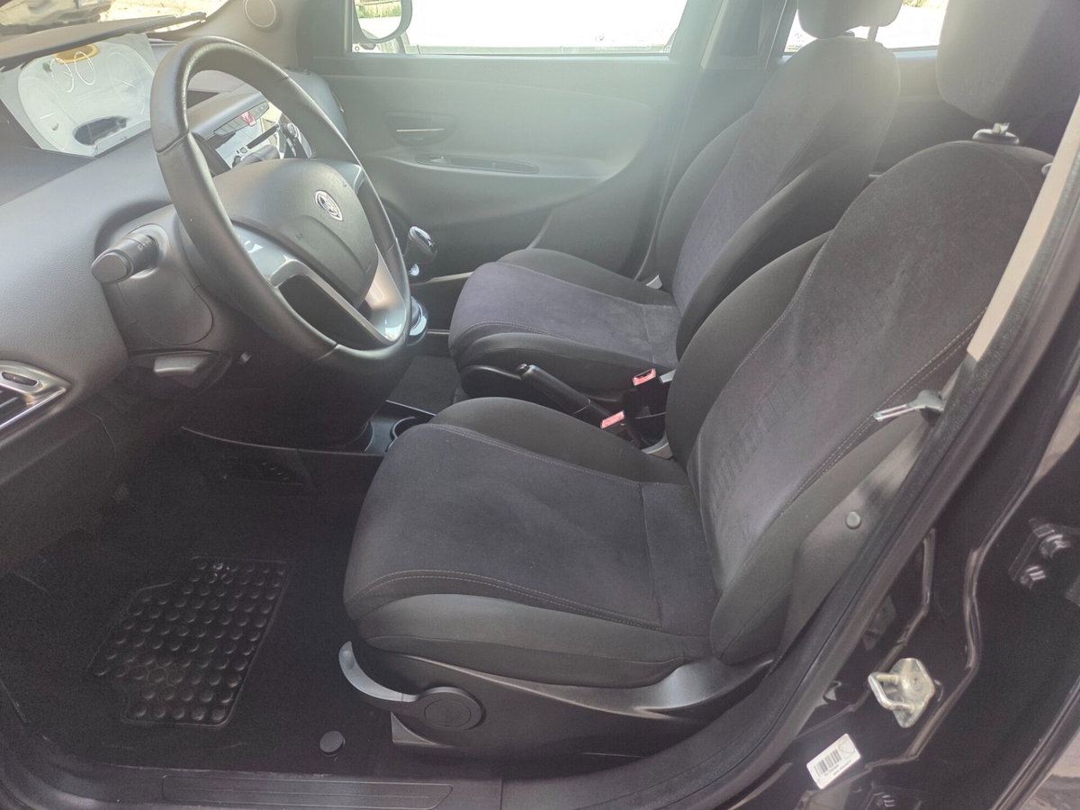 Lancia Ypsilon 1.2 69 CV 5 porte Silver (18)