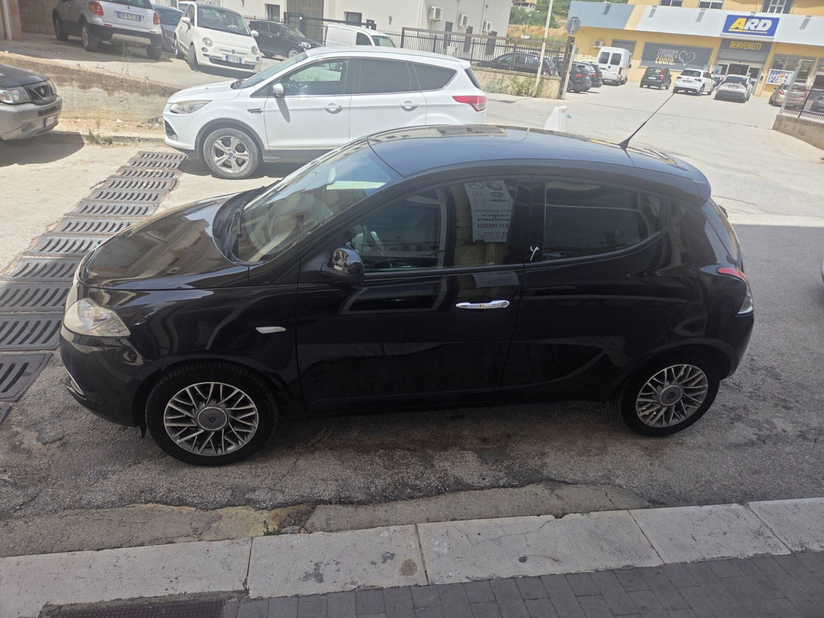 Lancia Ypsilon 1.2 69 CV 5 porte Silver (8)