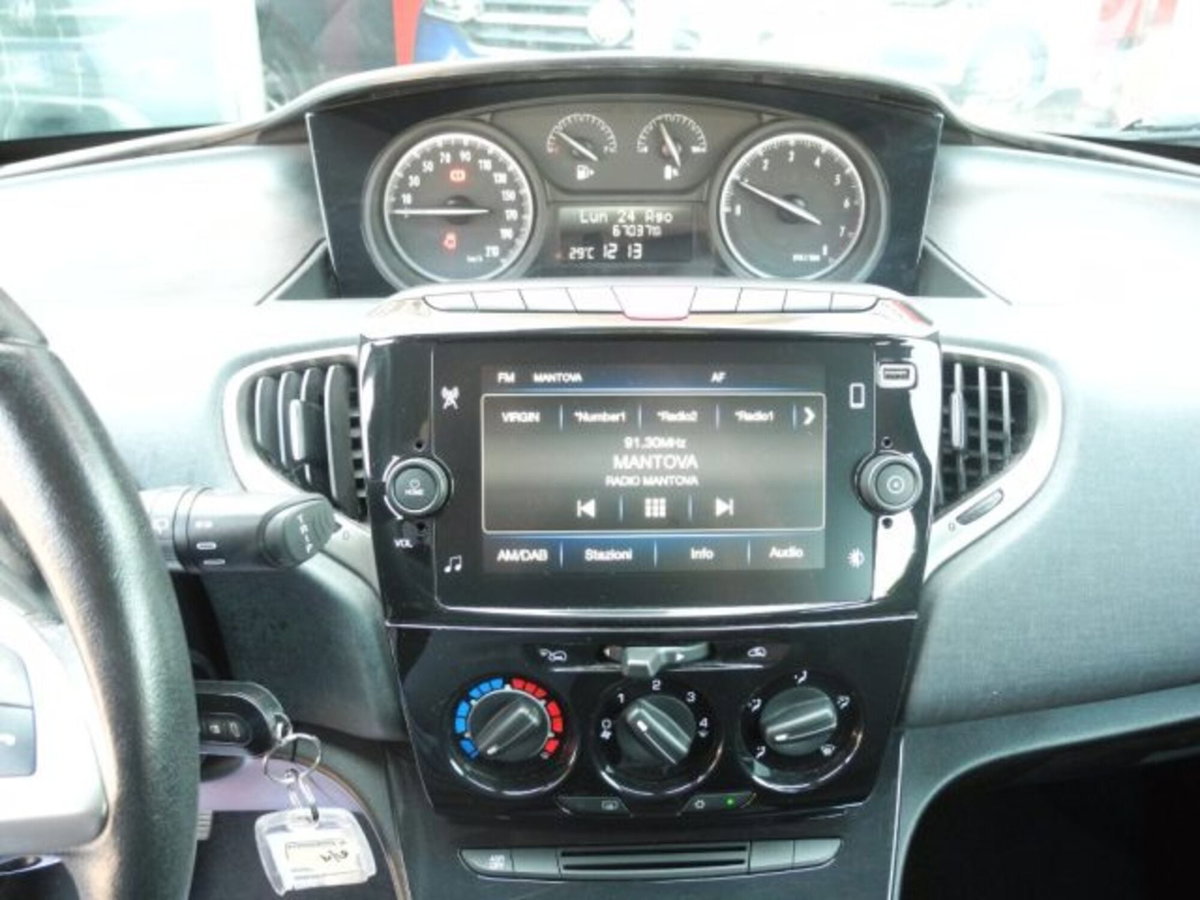 Lancia Ypsilon 1.0 FireFly 5 porte S&S Hybrid Gold Plus (19)