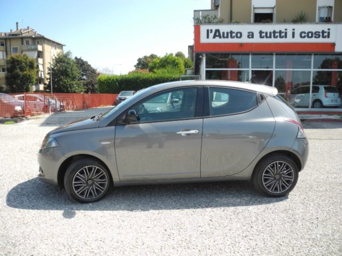 Lancia Ypsilon 1.0 FireFly 5 porte S&S Hybrid Gold Plus (2)