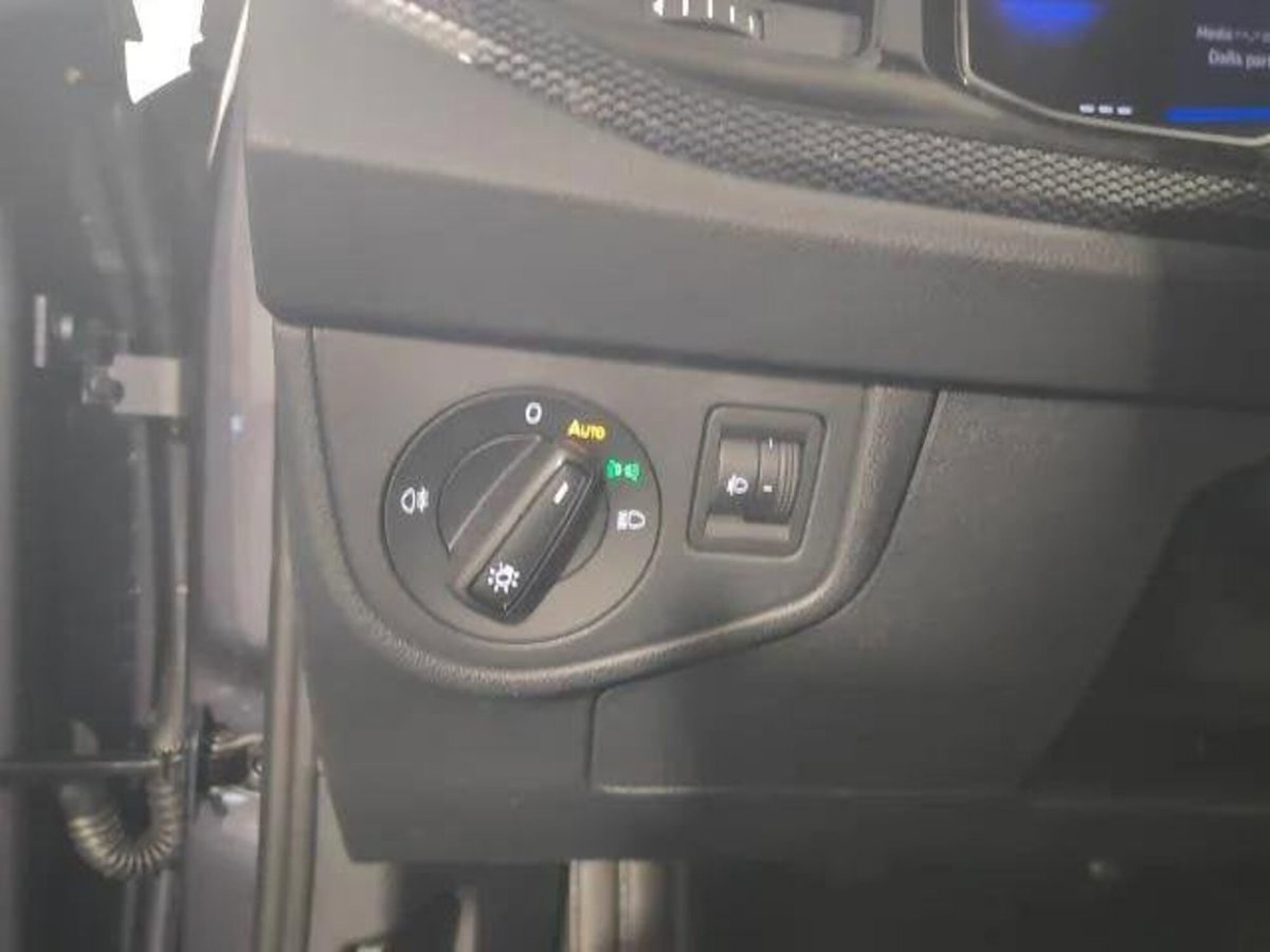 Volkswagen Taigo 1.0 tsi Edition 95cv (9)