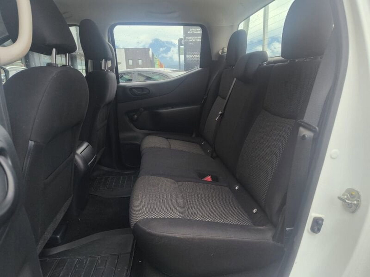 Nissan Navara 2.3 dCi 4WD King Cab Acenta (10)
