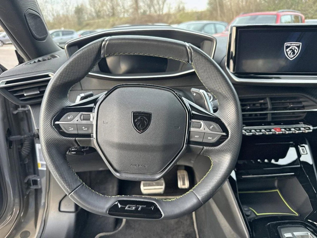 Peugeot 2008 motore elettrico 136 CV GT Pack (15)