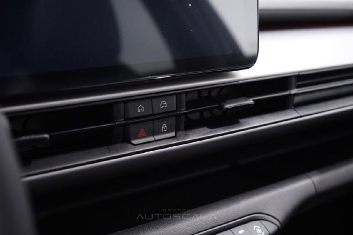 Jeep Avenger 1.2 turbo e-hybrid mhev Summit fwd 110cv edct6 (18)