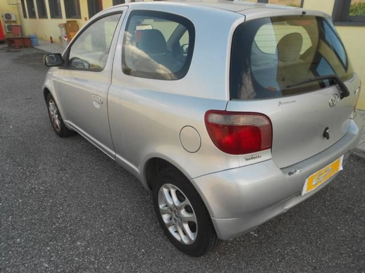 Toyota Yaris 1.0 3 porte Now (6)