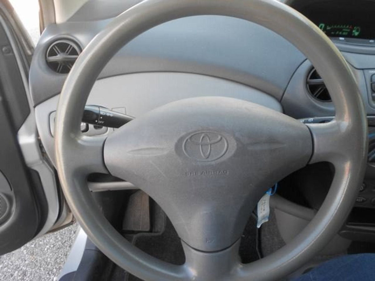 Toyota Yaris 1.0 3 porte Now (9)