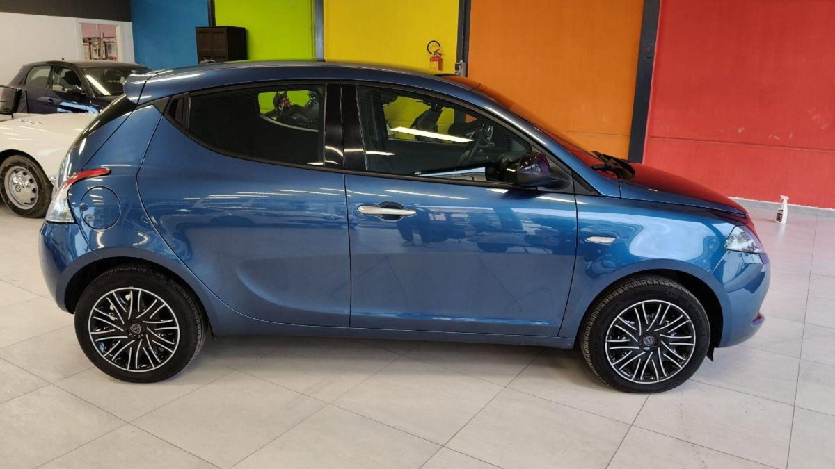 Lancia Ypsilon 1.0 FireFly 5 porte S&S Hybrid Silver Plus (2)
