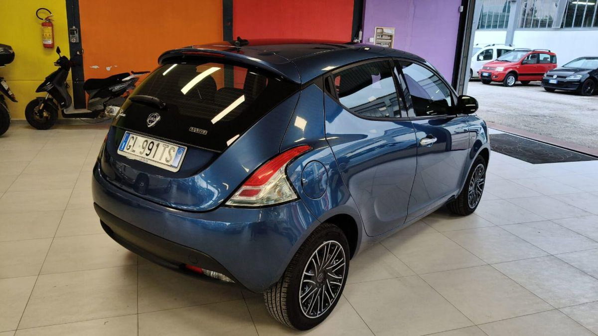Lancia Ypsilon 1.0 FireFly 5 porte S&S Hybrid Silver Plus (3)