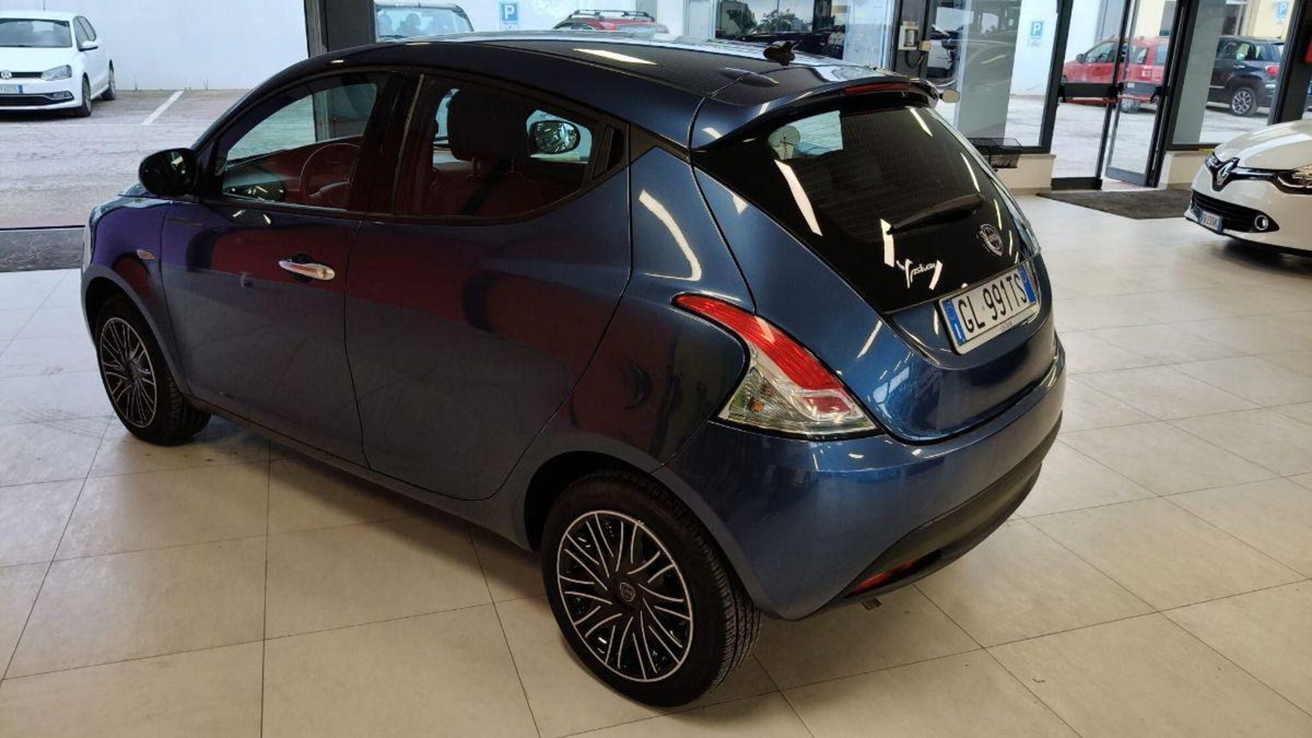 Lancia Ypsilon 1.0 FireFly 5 porte S&S Hybrid Silver Plus (4)