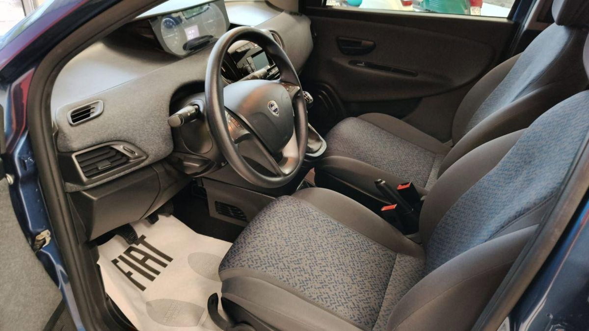 Lancia Ypsilon 1.0 FireFly 5 porte S&S Hybrid Silver Plus (6)