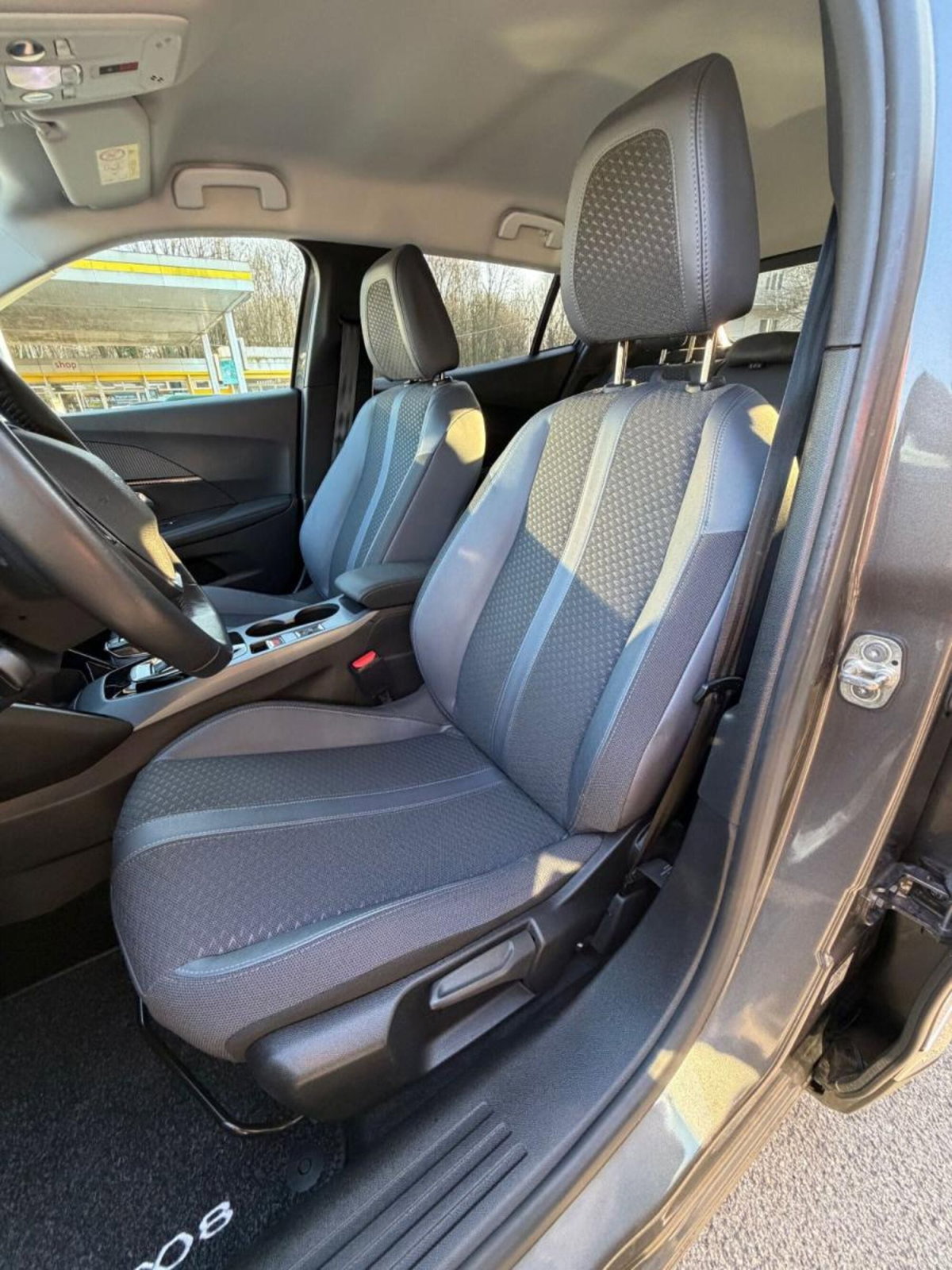 Peugeot 2008 BlueHDi 130 S&S EAT8 Allure Pack (10)