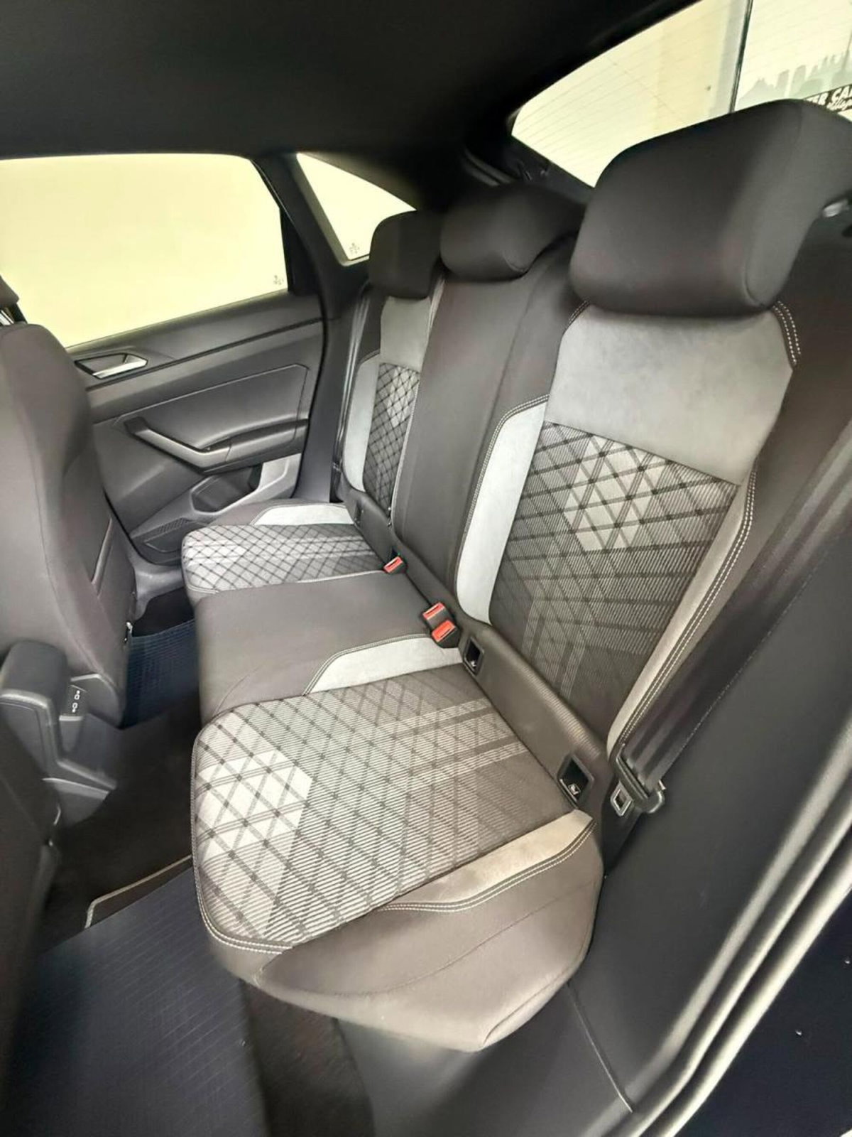 Volkswagen Taigo 1.0 TSI 110 CV DSG R-Line (19)