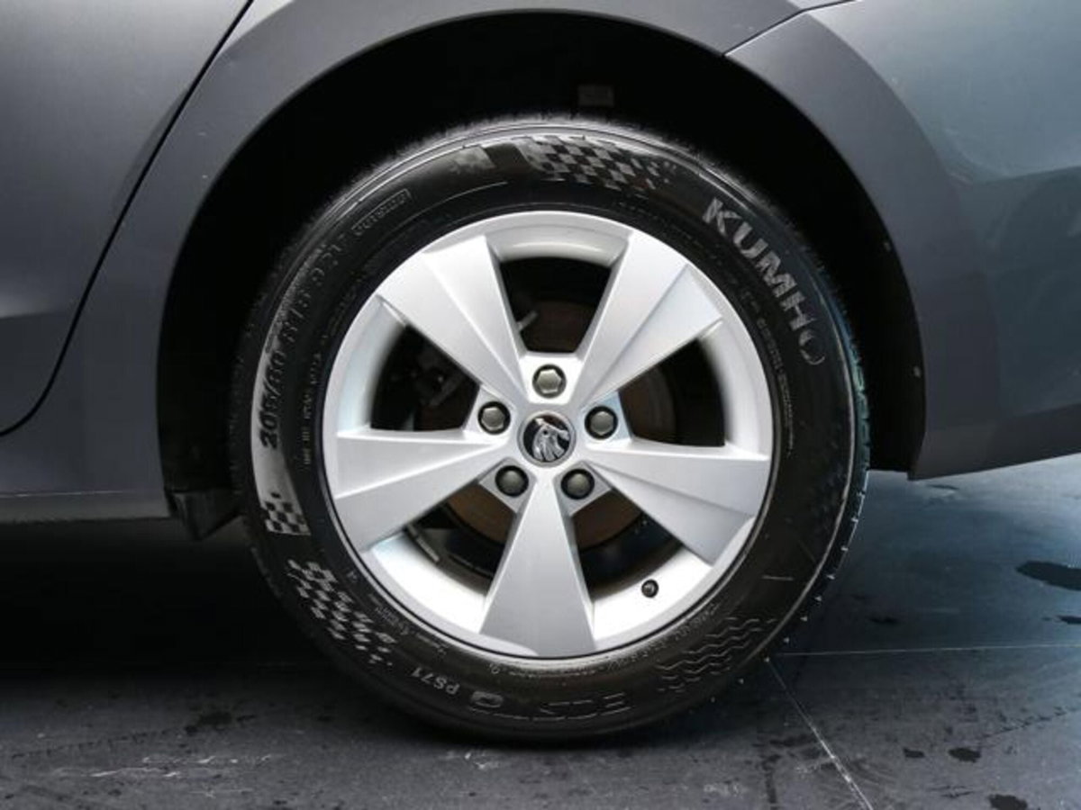 Skoda Octavia Station Wagon 2.0 TDI EVO SCR DSG Wagon Executive (5)