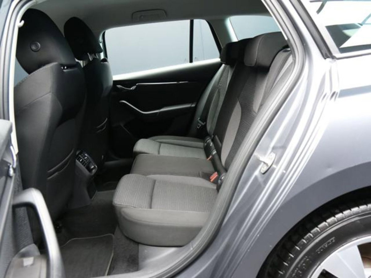 Skoda Octavia Station Wagon 2.0 TDI EVO SCR DSG Wagon Executive (7)