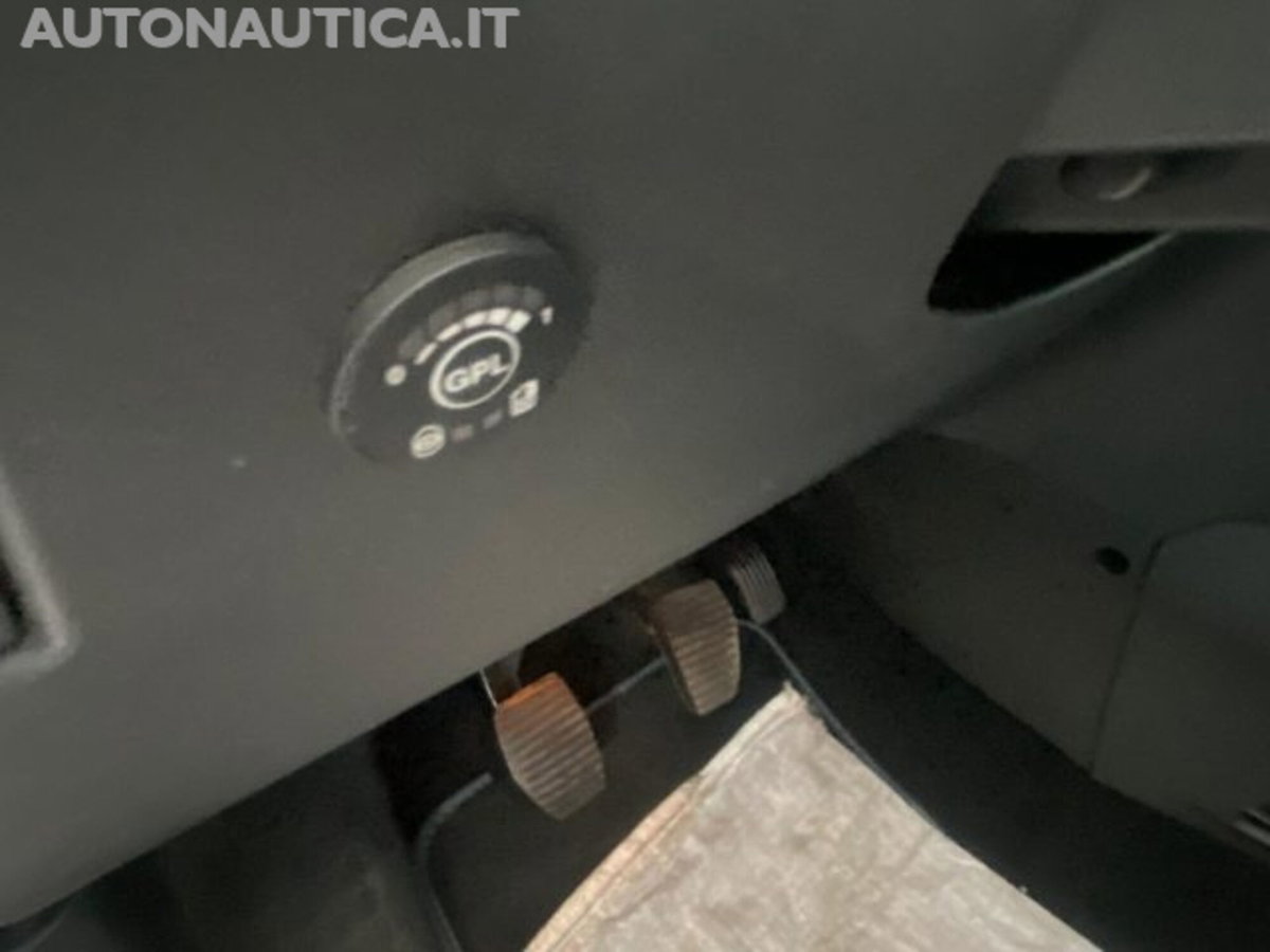 Peugeot 208 VTi 95 CV 5p. GPL Allure (15)