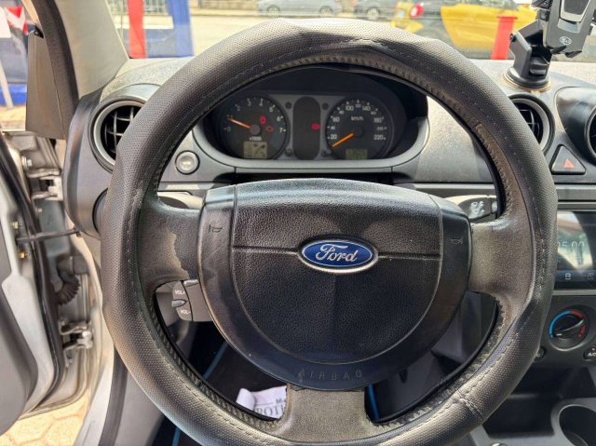 Ford Fiesta 1.2 16V 5p. Ghia (10)