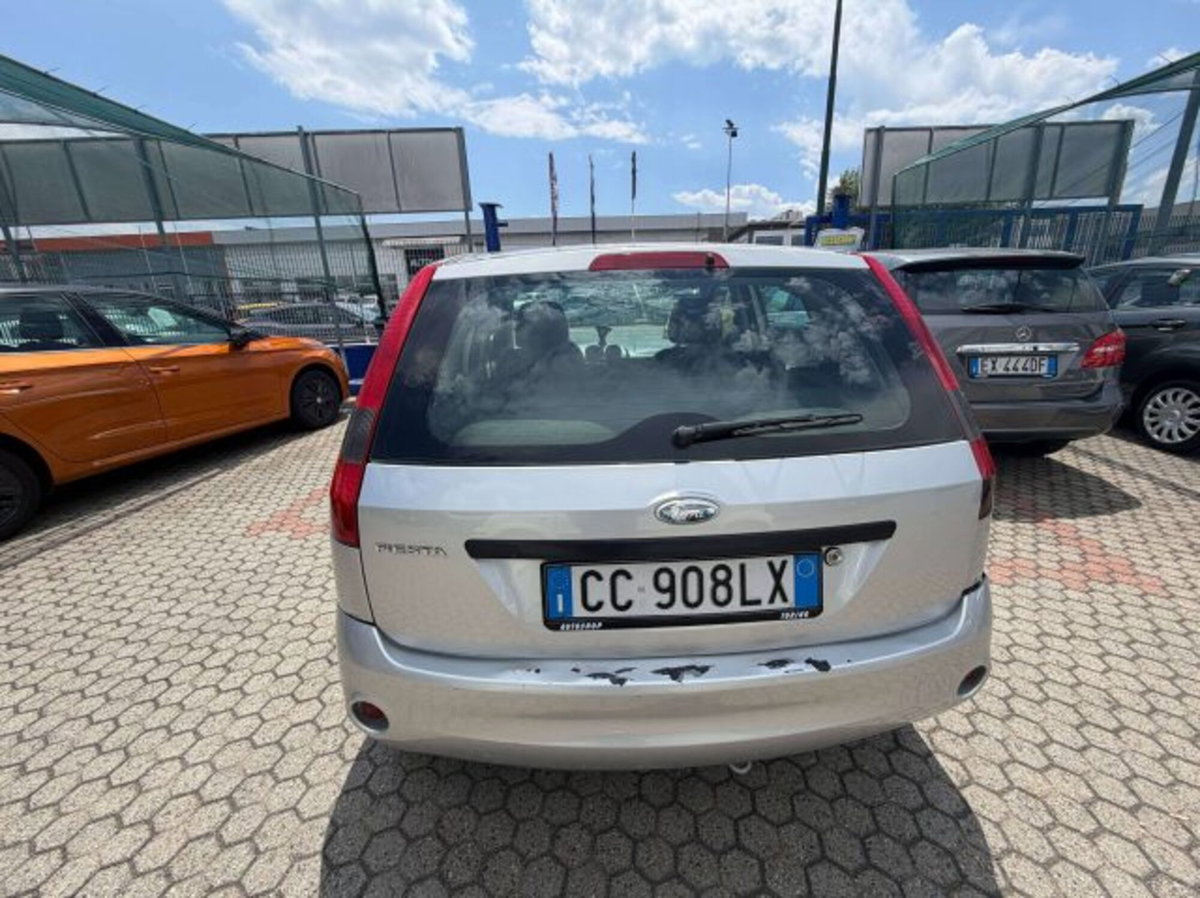 Ford Fiesta 1.2 16V 5p. Ghia (5)