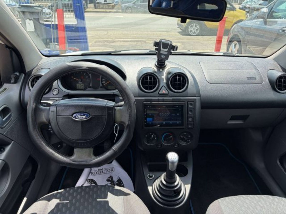 Ford Fiesta 1.2 16V 5p. Ghia (7)
