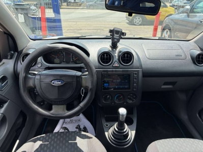 Ford Fiesta 1.2 16V 5p. Ghia (7)