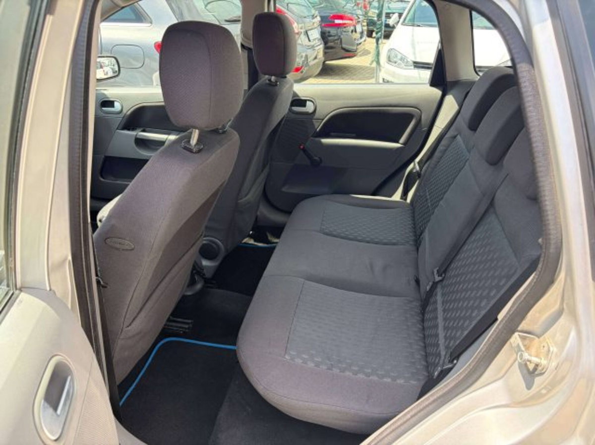 Ford Fiesta 1.2 16V 5p. Ghia (8)