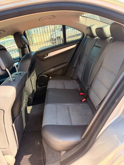 Mercedes-Benz Classe C 220 CDI BlueEFFICIENCY Avantgarde (13)