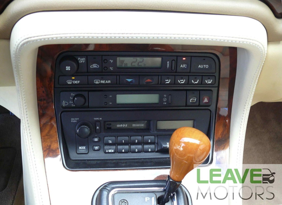Jaguar XJ 3.2 cat Executive (11)