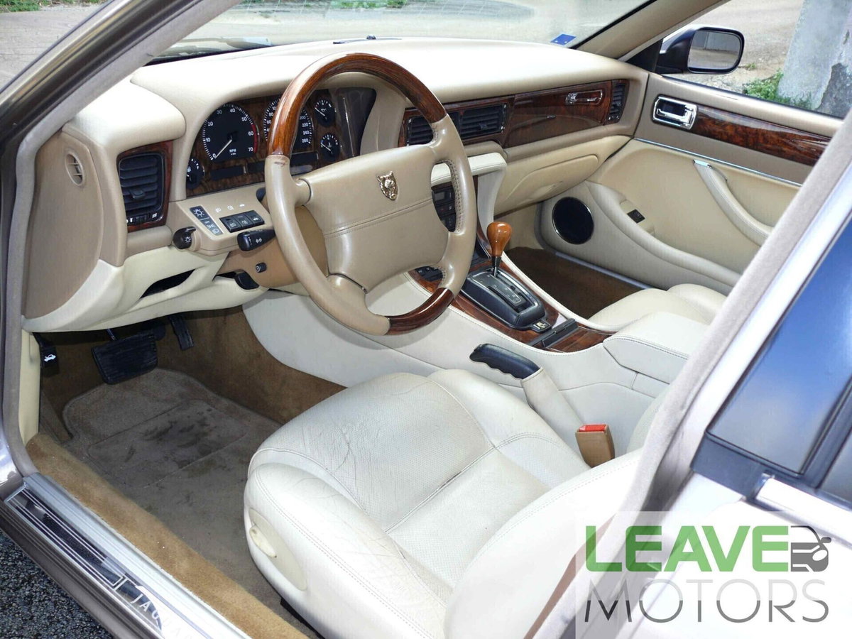 Jaguar XJ 3.2 cat Executive (13)