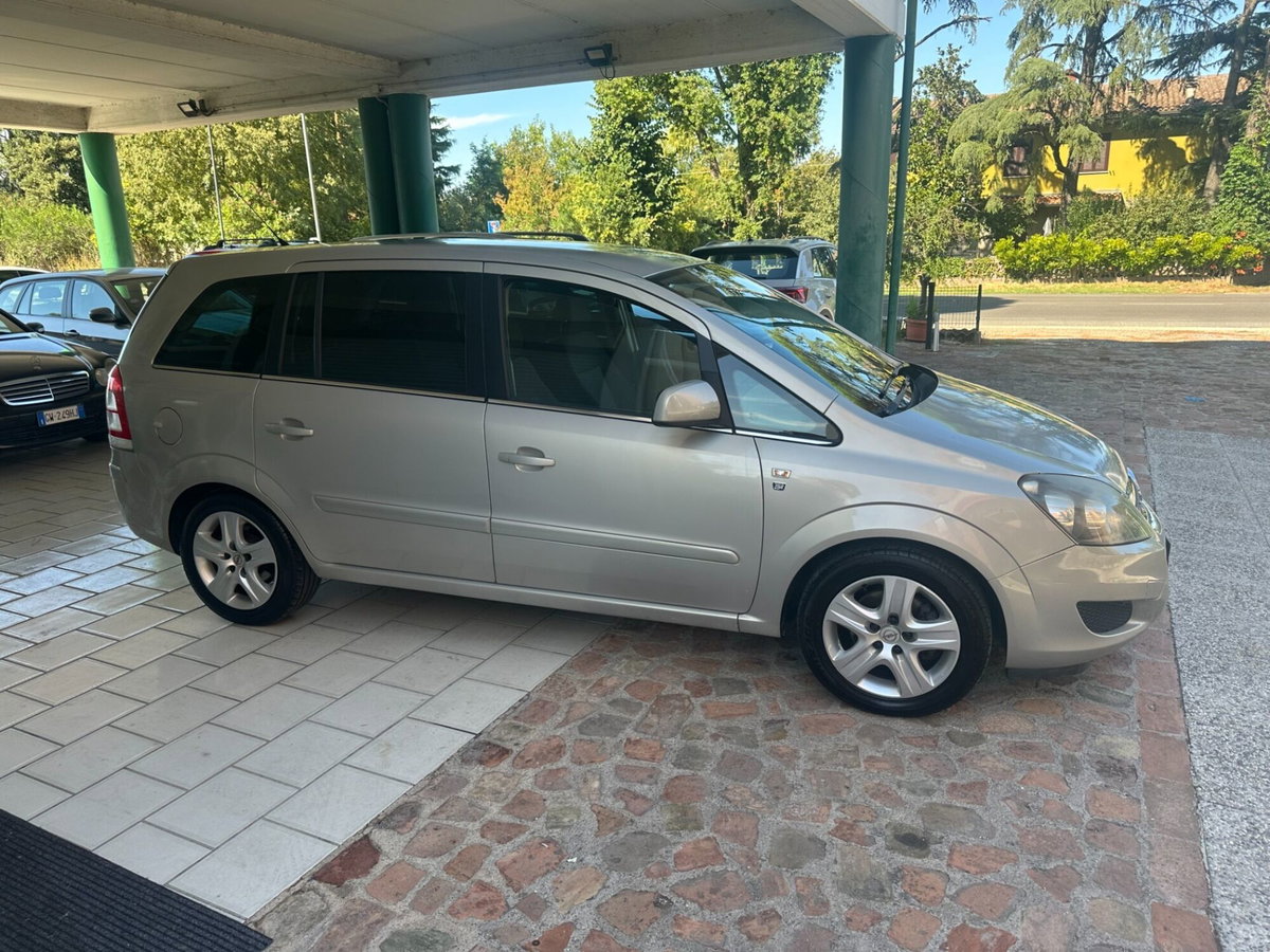 Opel Zafira 1.8 16V GPL-TECH Cosmo (4)