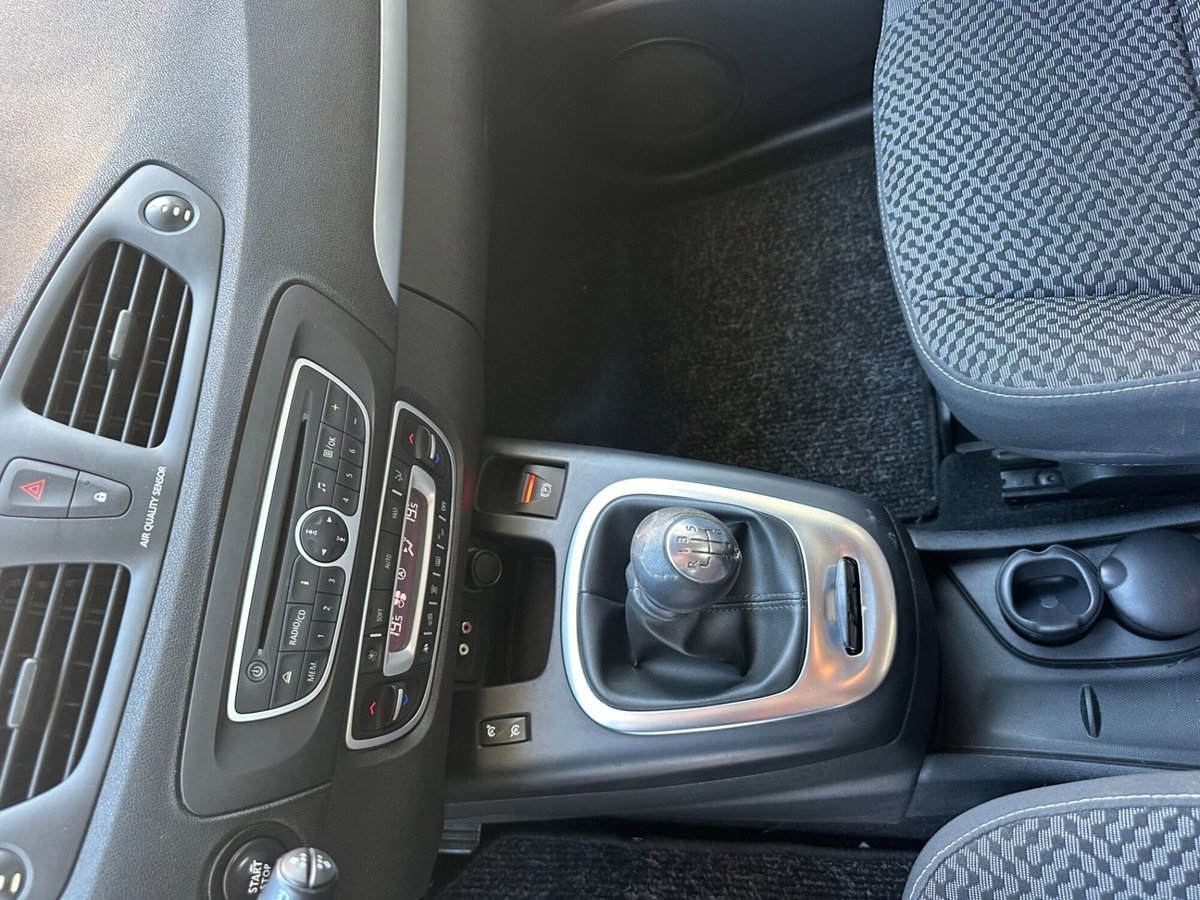 Renault Scenic E-Tech Electric 1.5 dCi 110CV Luxe (18)
