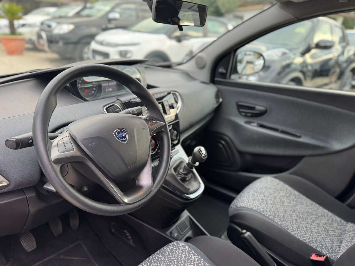 Lancia Ypsilon 1.0 FireFly 5 porte S&S Hybrid Ecochic Silver (10)