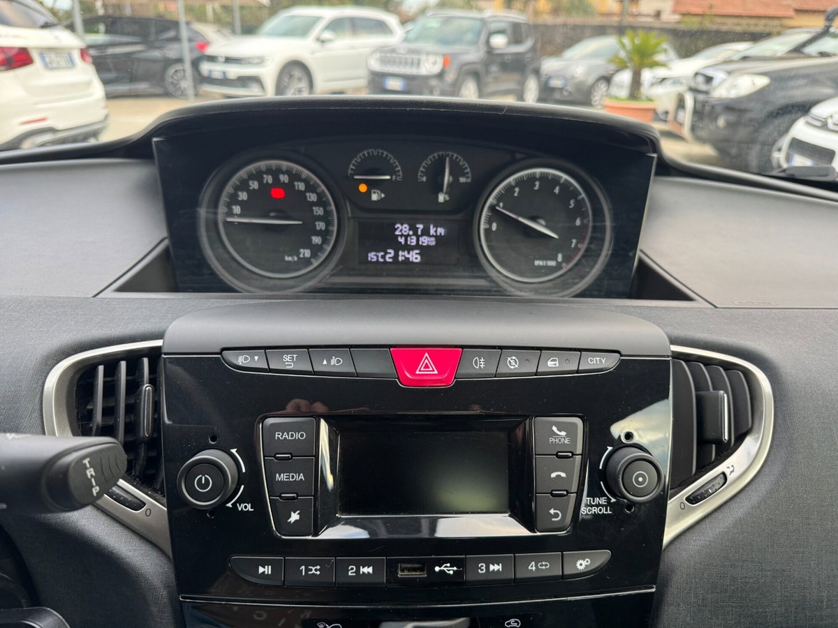 Lancia Ypsilon 1.0 FireFly 5 porte S&S Hybrid Ecochic Silver (14)