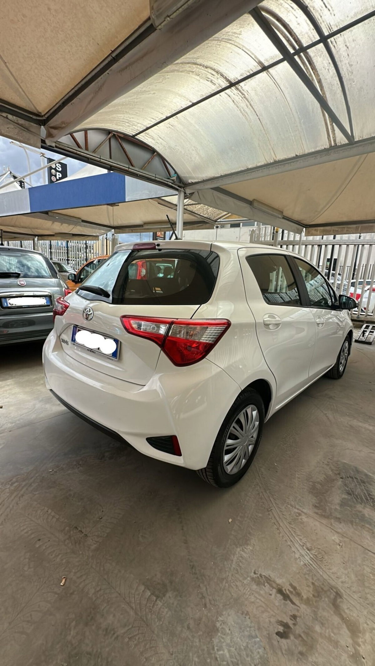 Toyota Yaris 1.0 72 CV 5 porte Lounge (10)