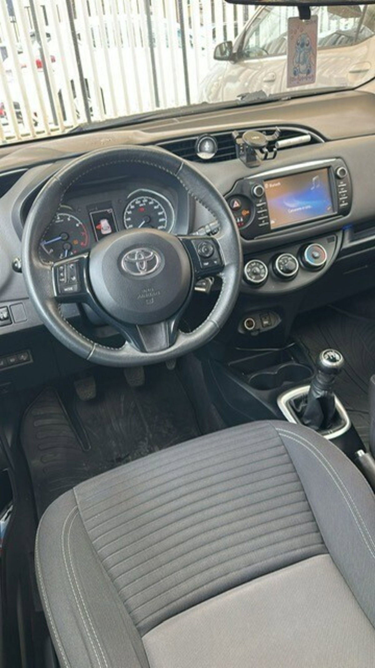 Toyota Yaris 1.0 72 CV 5 porte Lounge (4)
