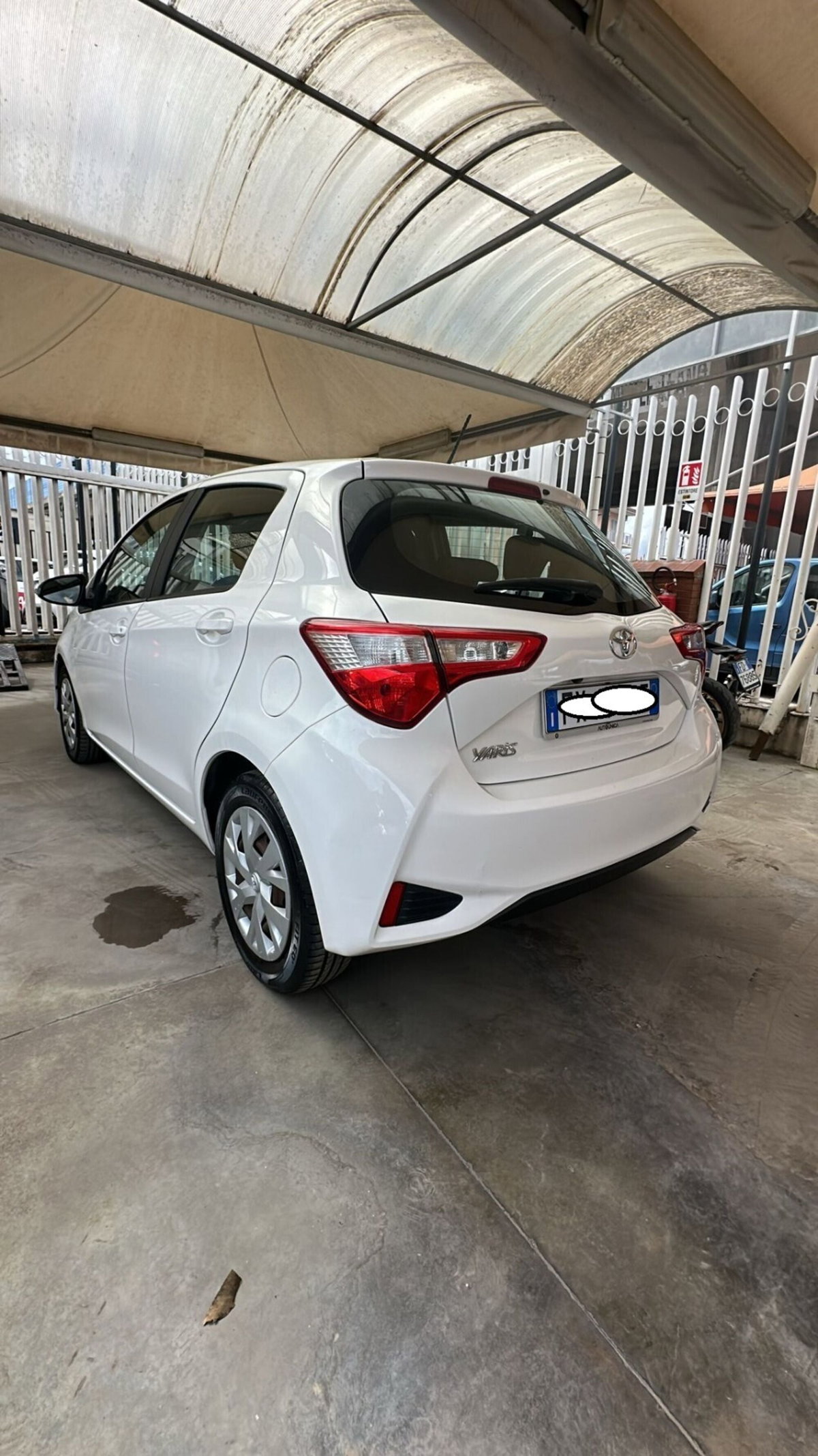 Toyota Yaris 1.0 72 CV 5 porte Lounge (5)