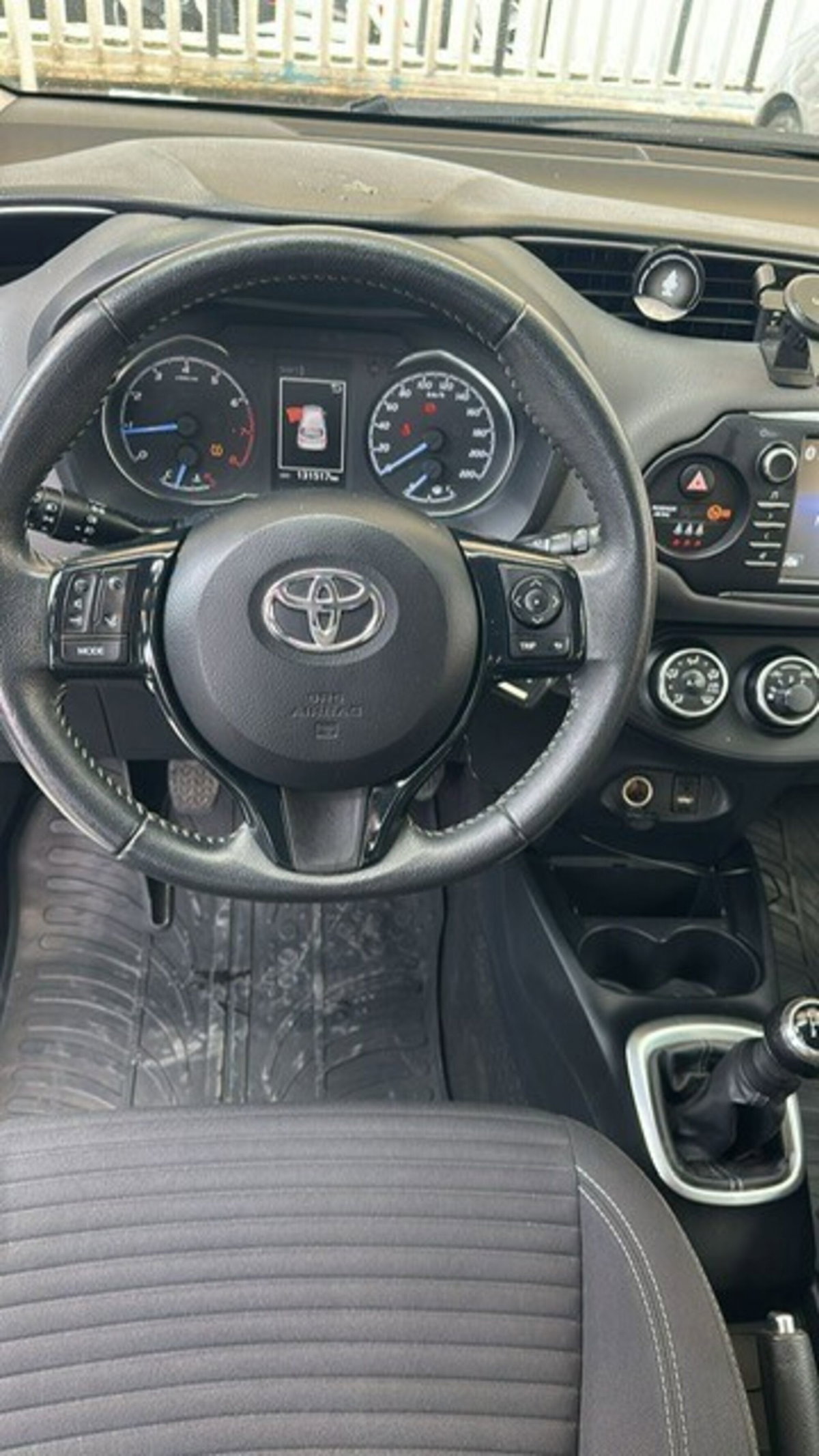 Toyota Yaris 1.0 72 CV 5 porte Lounge (9)