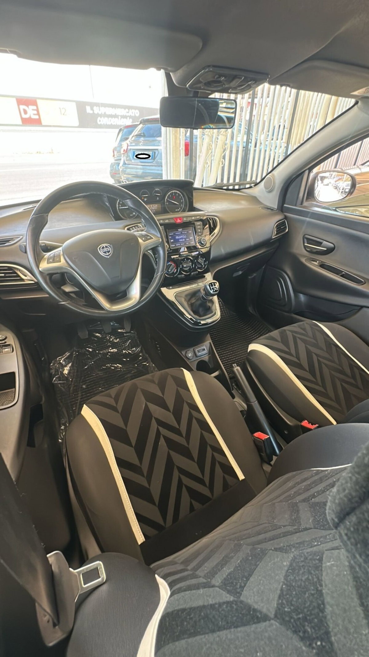 Lancia Ypsilon 1.2 69 CV 5 porte Gold (6)