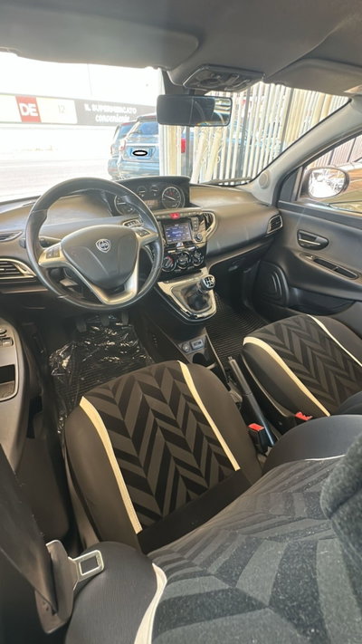 Lancia Ypsilon 1.2 69 CV 5 porte Gold (6)