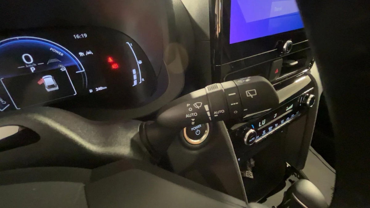 Toyota Yaris Cross Trend fwd 115cv e-cvt (17)