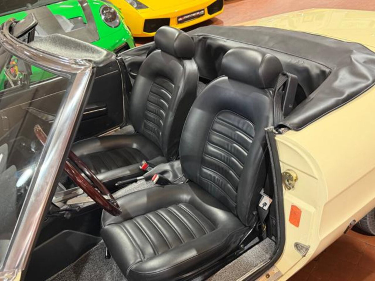 Alfa Romeo Spider 2.0 Veloce (10)
