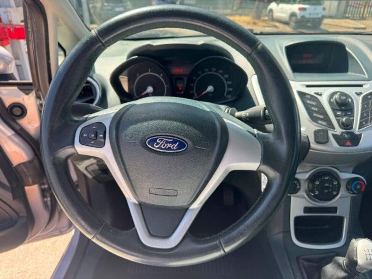 Ford Fiesta 1.4 TDCi 68CV 5 porte Titanium (12)