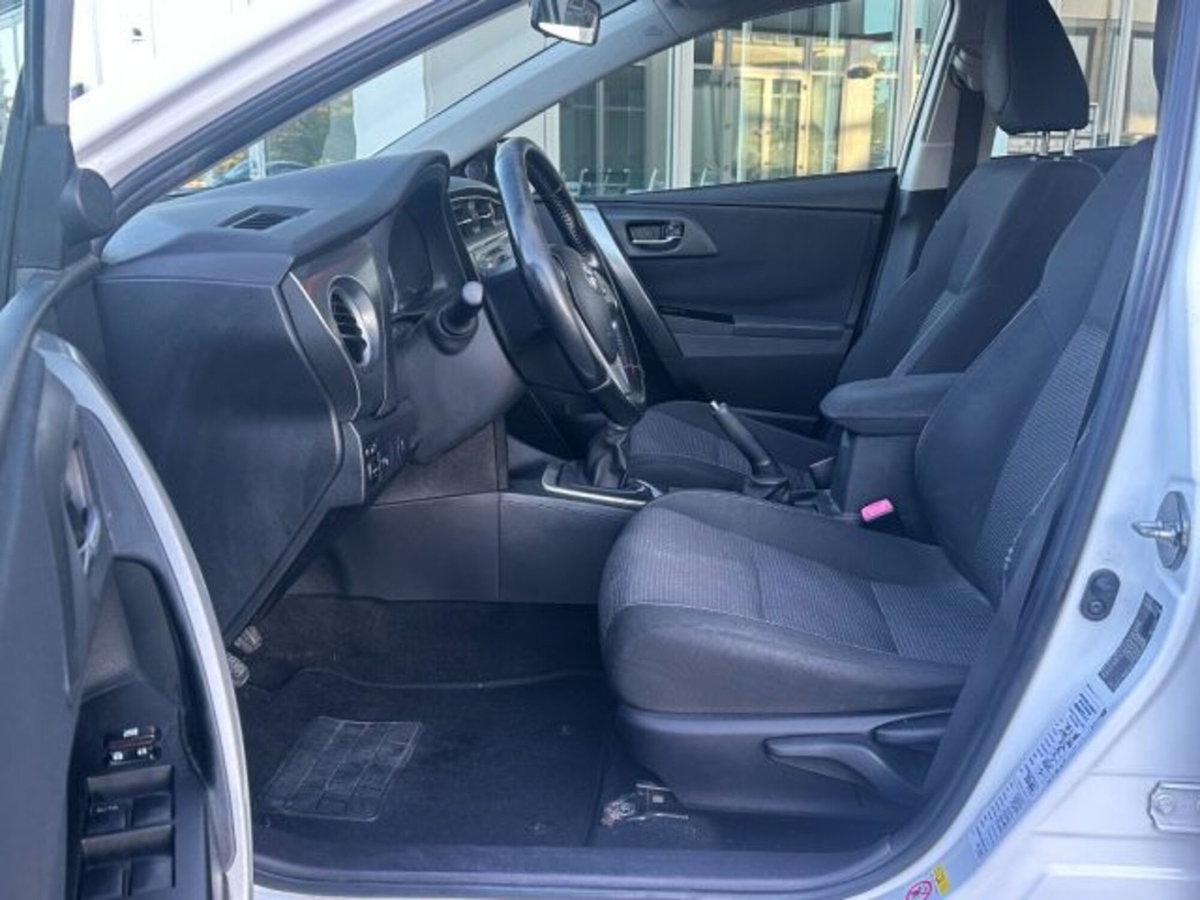 Toyota Auris Station Wagon 1.D-4D Lounge (12)