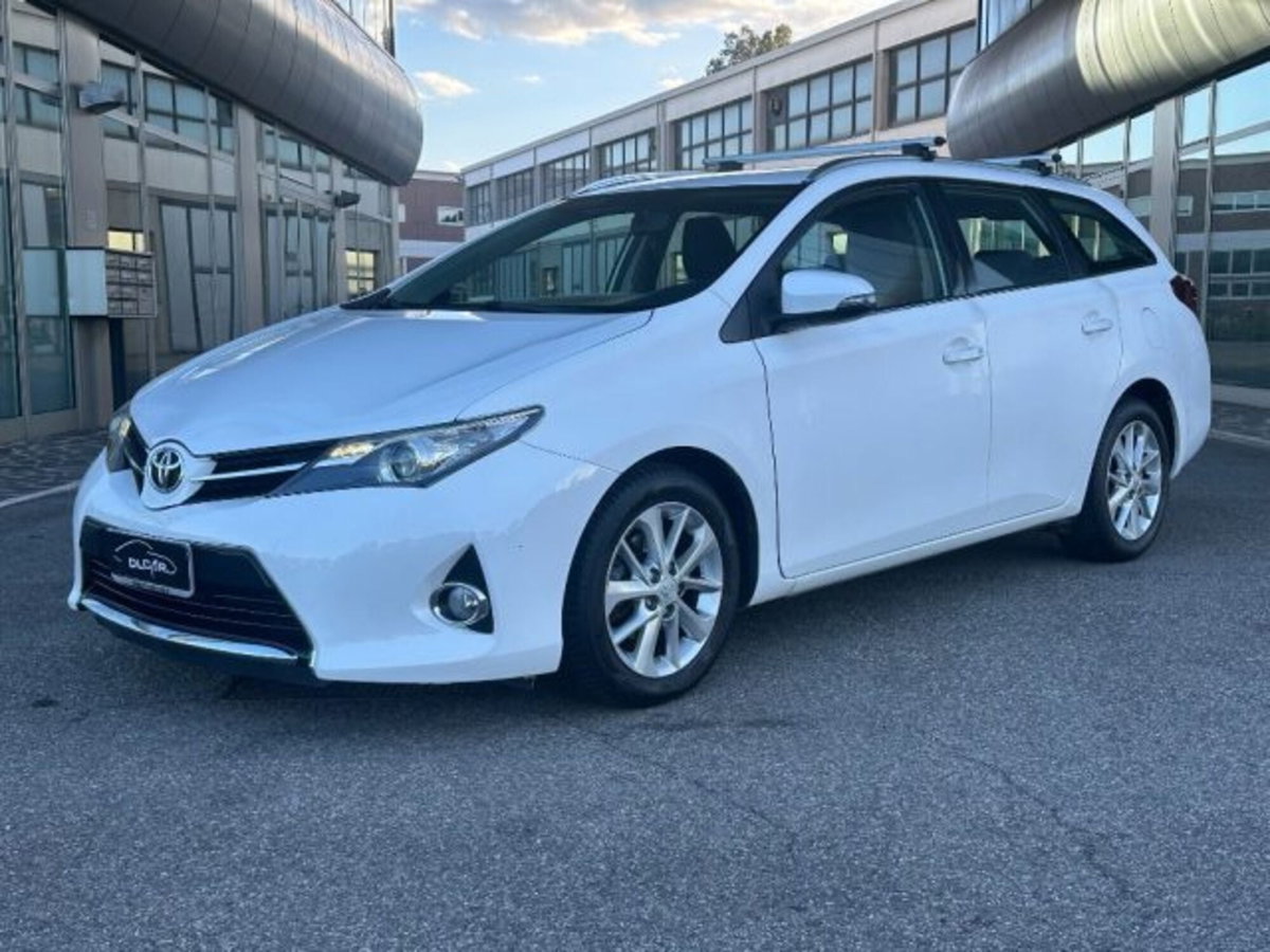 Toyota Auris Station Wagon 1.D-4D Lounge (3)