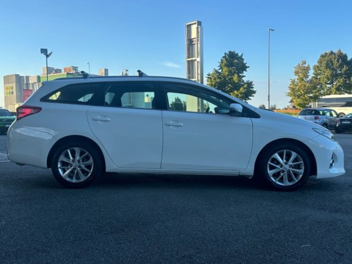 Toyota Auris Station Wagon 1.D-4D Lounge (7)