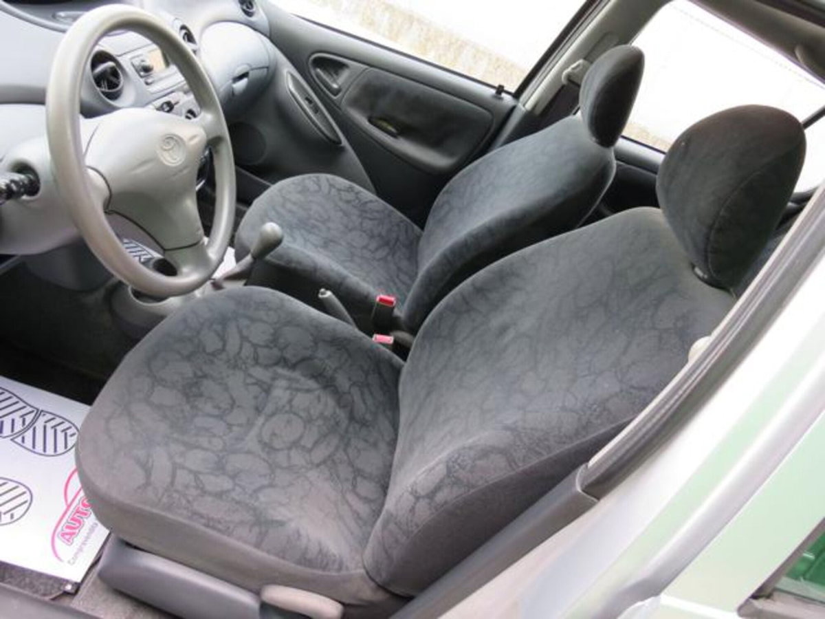 Toyota Yaris 16V cat 5 porte Sol '03 (14)